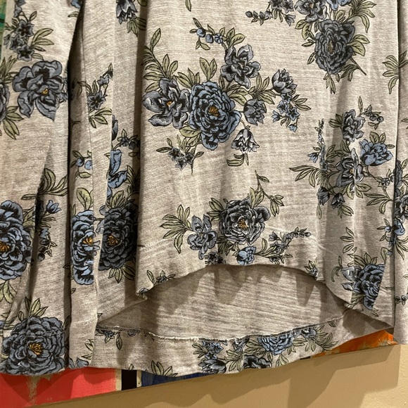 LOFT Gray & Blue Floral High/Low Shirt (Size: Med) - Picture 4 of 5